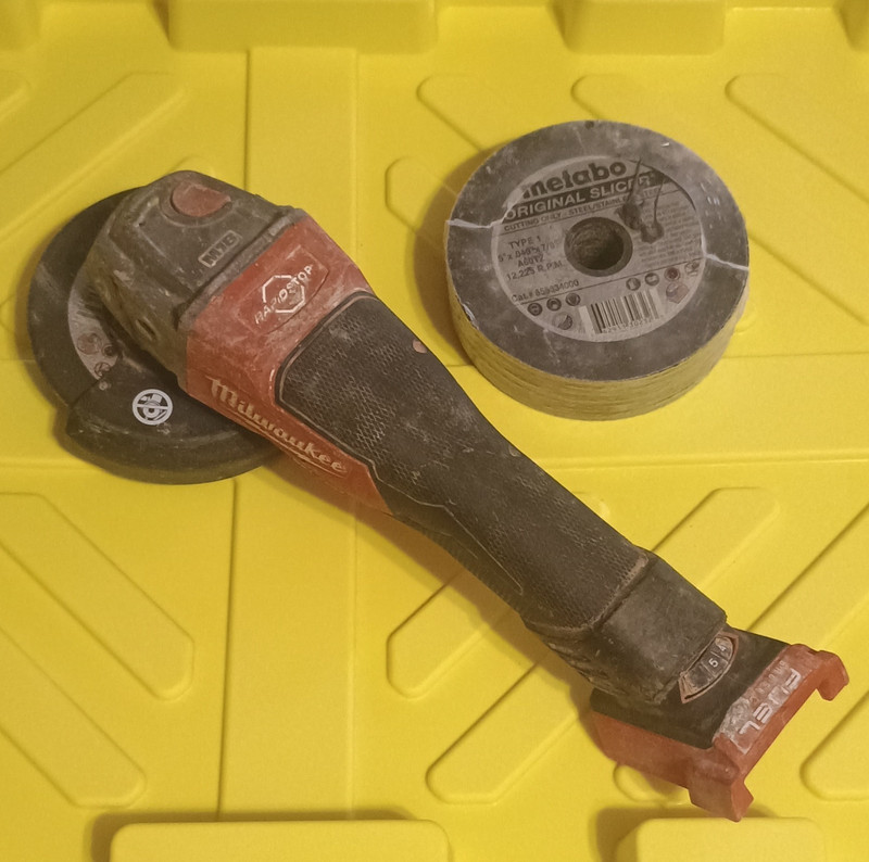 Milwaukee M18 FUEL Variable Speed Braking Angle Grinder With 25 Cutting Blades