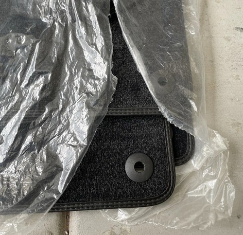 Volvo OEM Floor Mats V526 5s LHD Charcoal 32262728 Genuine Factory Set New - Picture 4 of 4