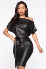Fashion Nova Mini Dress Size Médium Black Faux Leather Belt NWT