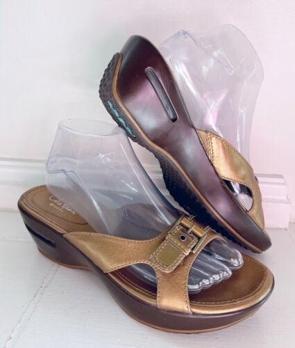 COLE HAAN Women Nikeair Sandals 8.5 AA Gold Metallic Low Wedge Slides Buckle - Picture 4 of 8