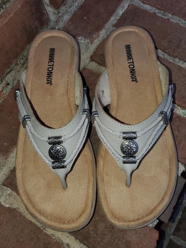 *Minnetonka*Silverbay Flip Flop Sandals●Taupe Leather W/Silver Beading●Sz.7M🏜 - 第 14/17 張圖片