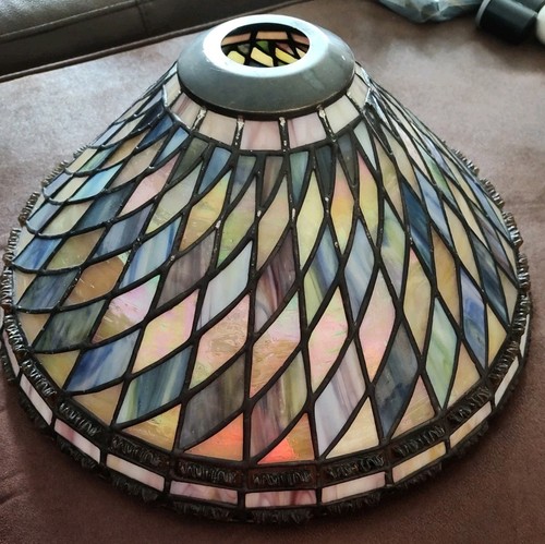 Pantalla de lámpara de vitral Art Nouveau. 18ʺW × 18ʺD. Estilo Tiffany vintage años 80.