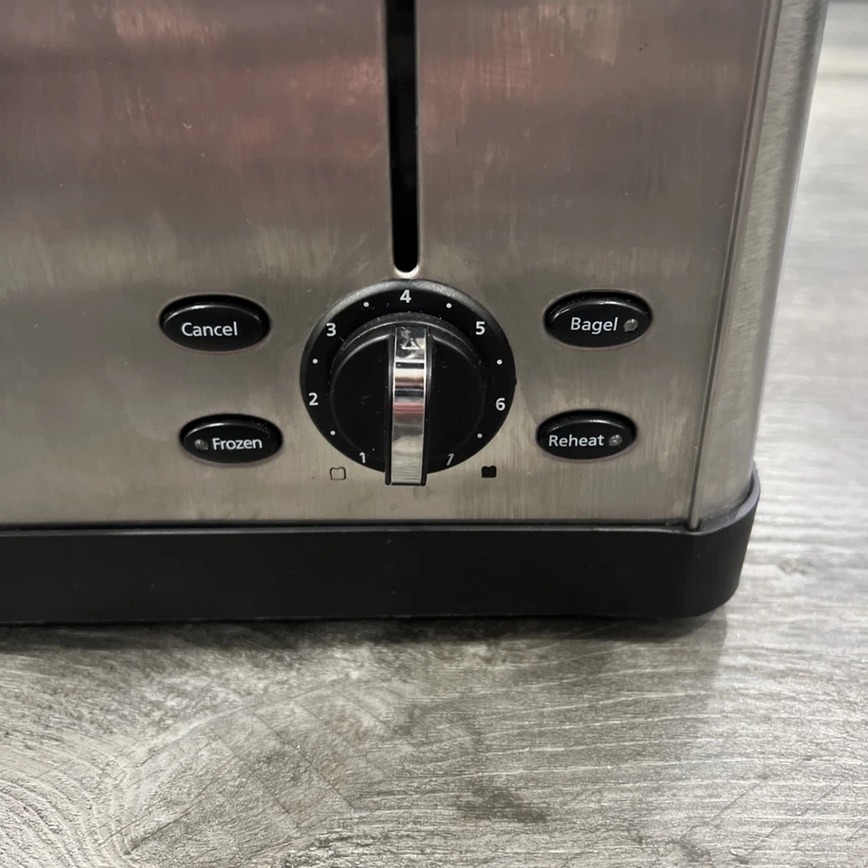 Tostadora Oster 4 Rebanadas, Acero Inoxidable Cepillado Modelo TSSTTRWF4S Foto 3 de 4