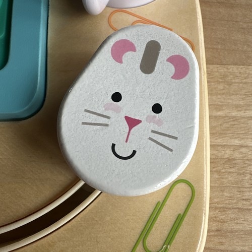 Melissa And Doug Lavoro E Gioco Scrivania Portatile Tavola Attività Giocattolo Sensoriale BELLO - Foto 11 di 16
