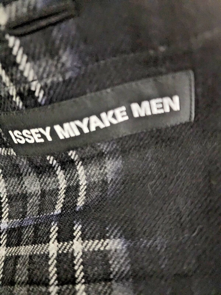 TRAJE ISSEY MIYAKE PARA HOMBRE NEGRO GRIS LANA DESVANECIDA CUADROS CH 40" Foto 4 de 4