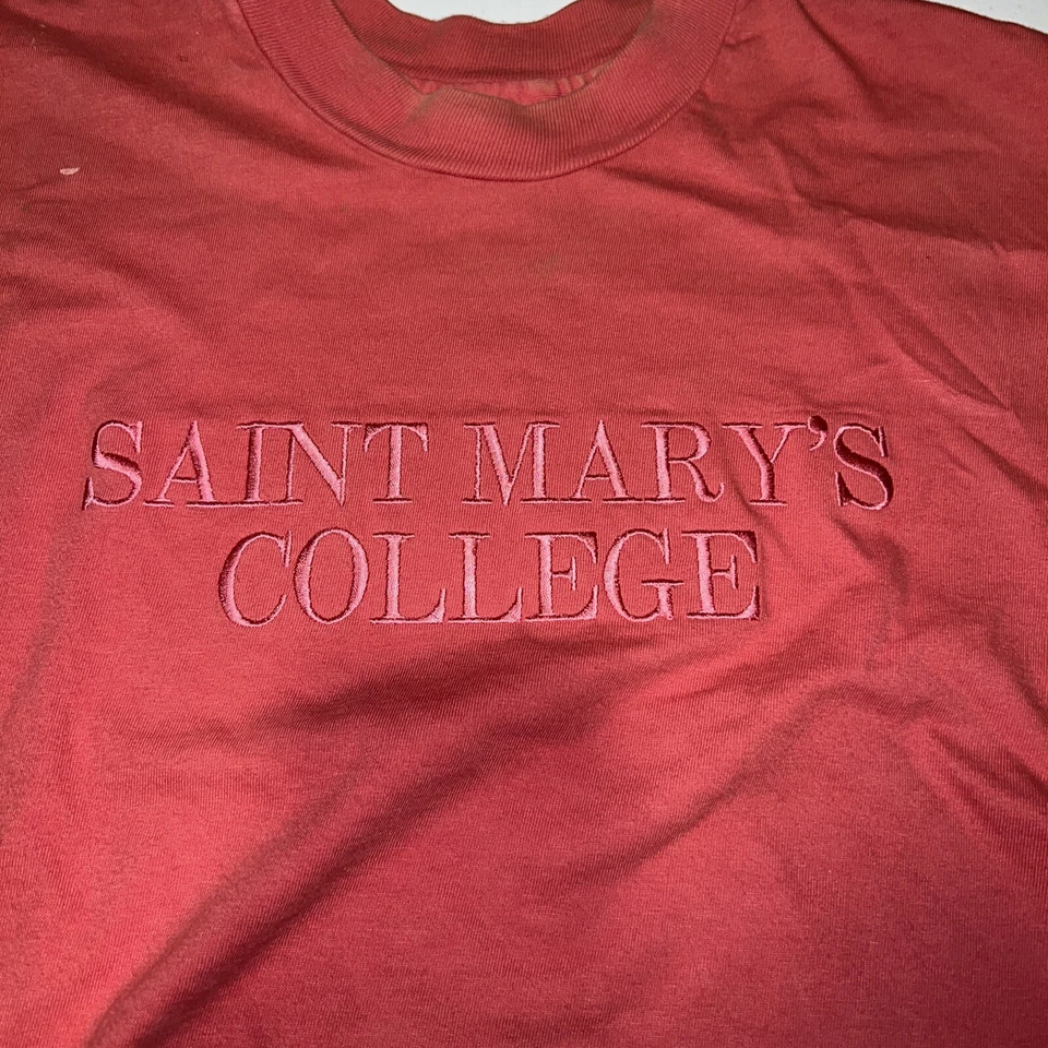 Camiseta Vintage Saint Mary's College Mediana Rosa Años 90 Puntada Única Hecha en EE. UU. Foto 2 de 4