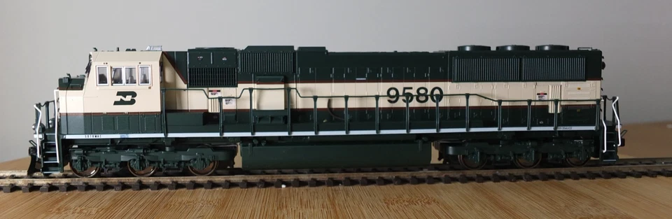 Kato 37-6381 HO gauge EMD SD70MAC diesel loco in BN Executive livery - Image 2 of 4