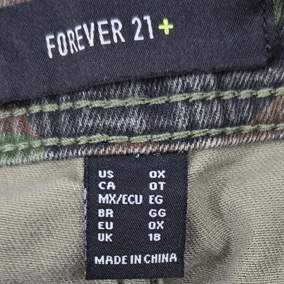 Pantalones de mezclilla Forever 21 Plus para mujer 0X camuflados ajustados elásticos verdes camuflaje Foto 3 de 4