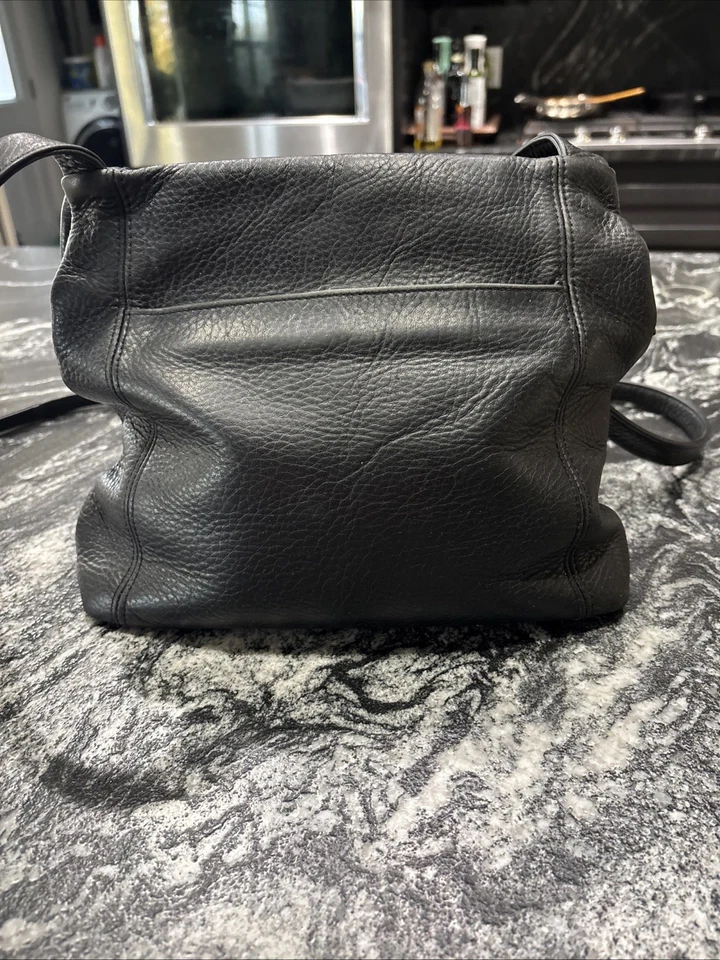 Cartera Stone Mountain de Cuero Negra Excelente Estado con Correa para el Hombro Foto 2 de 4