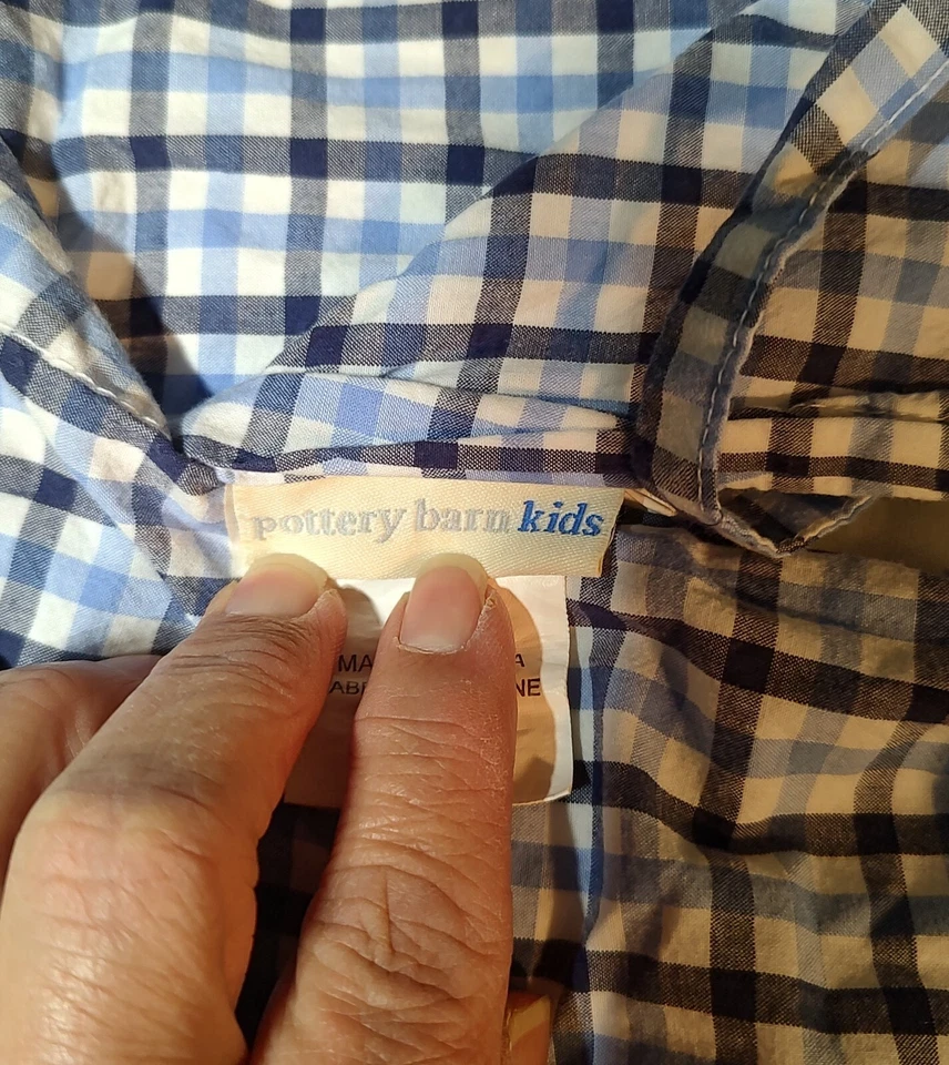 Almohada Pottery Barn para niños patrón de cuadros azul falso Foto 4 de 4