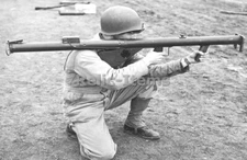 WW2 Picture Photo 1943 US soldier with M1 Bazooka launcher 1709