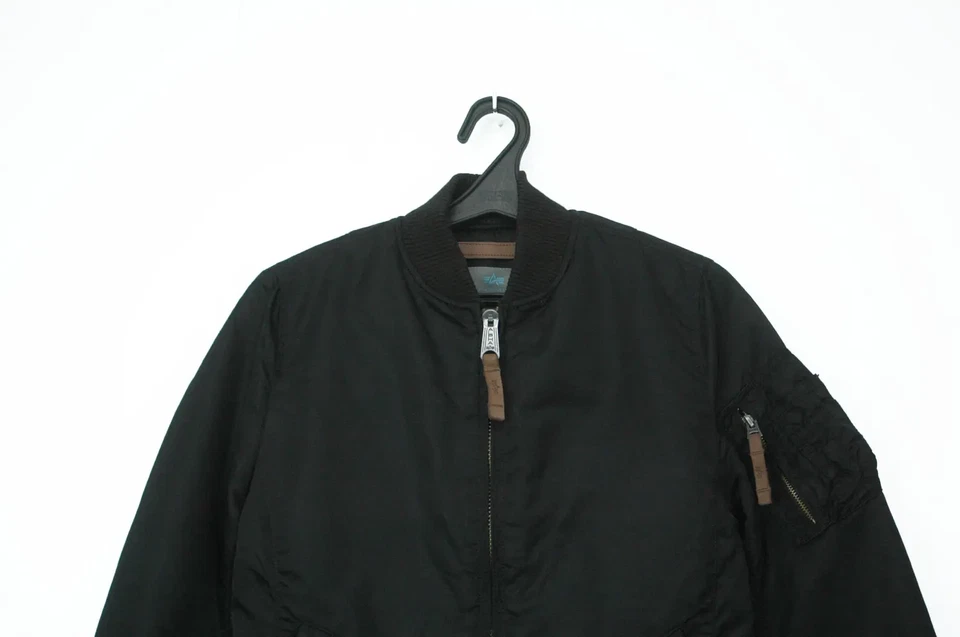 Chaqueta militar de bombardero Alpha Industries MA1 para mujer Foto 2 de 4