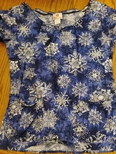 White Cross Snowflake Scrub Top Small!! EUC!! Blue 
