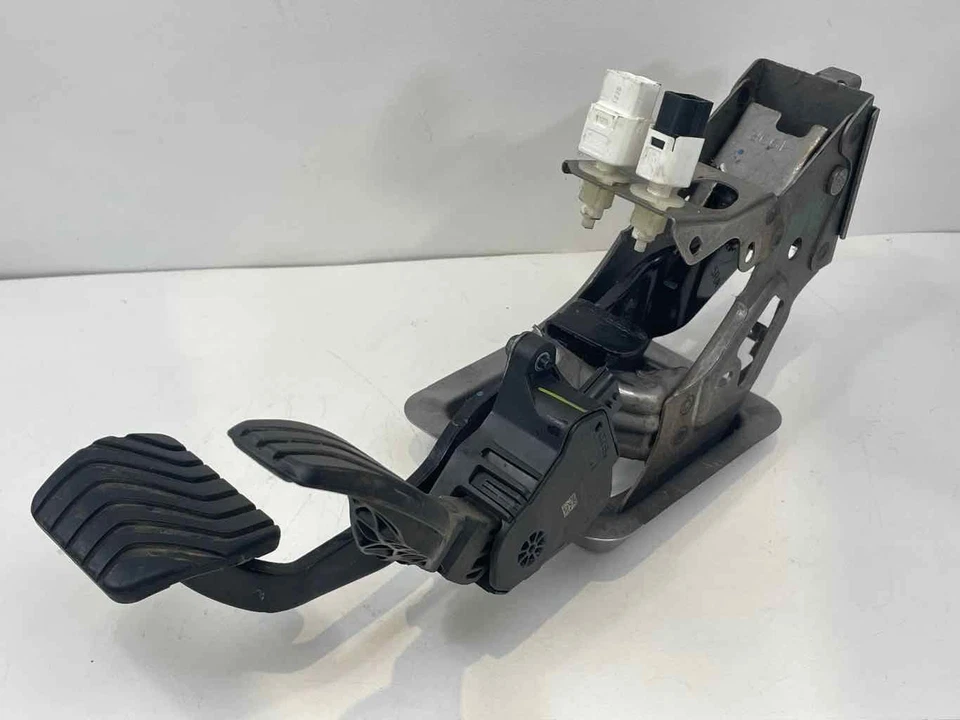 Gas Accelerator&Brake Pedals Assembly FITS 2021 Nissan VERSA 1.6L - Image 3 of 4