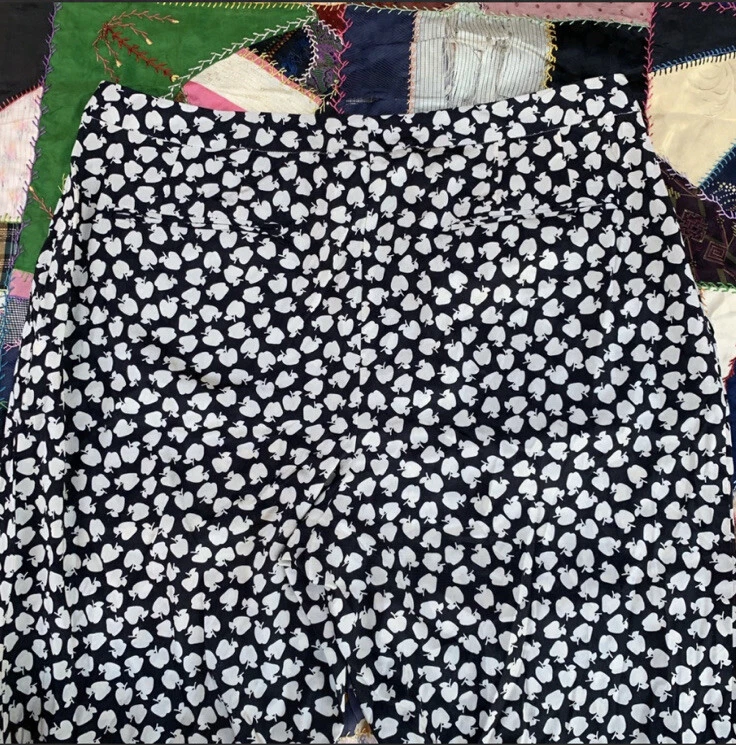 Calça cropped padrão maçã de seda DKNY - Imagem 4 de 4