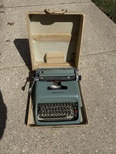Olivetti Studio 44 Manual Portable Typewriter w/ Original Case & Key, Barcelona thumbnail