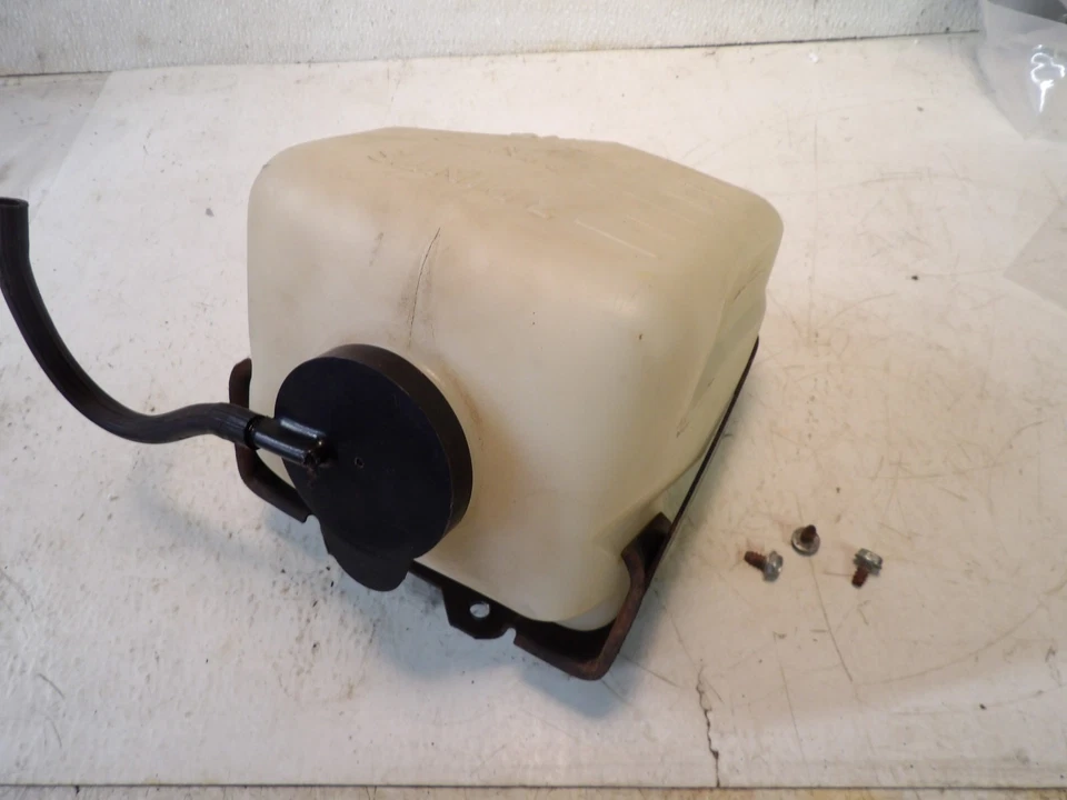 Chevrolet Corvair 1966 parabrisas lavadora botella depósito tanque Foto 3 de 4