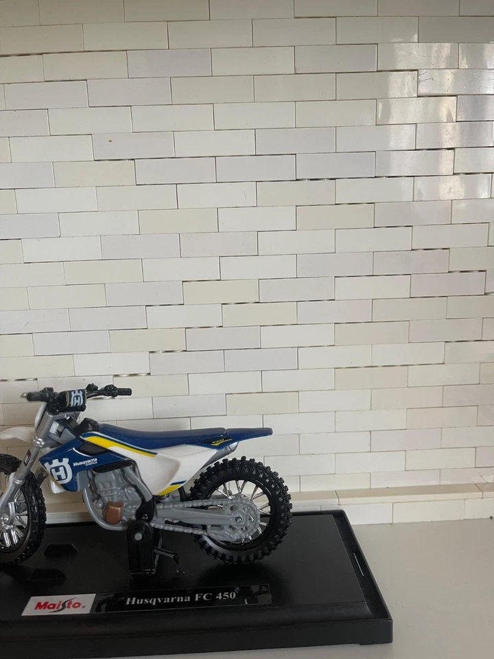 MAISTO- modellino moto  motocross HUSQVARNA FC 450 SCALA 1:18 - Immagine 3 di 4