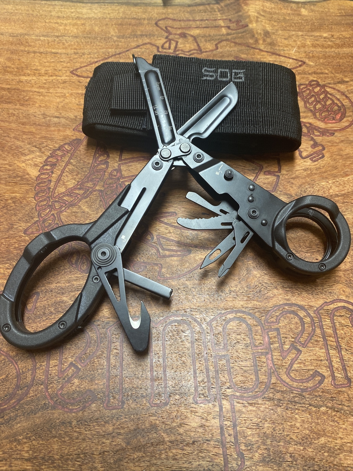 SOG Parashears Multi Tool – Rot, Multifunktionales Werkzeug