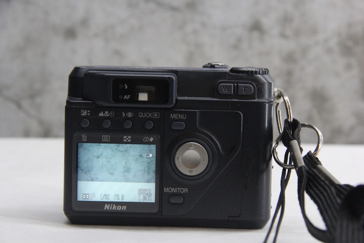 Nikon Coolpix 880 | 3.3MP, 2.5x Optical Zoom w/CF (No