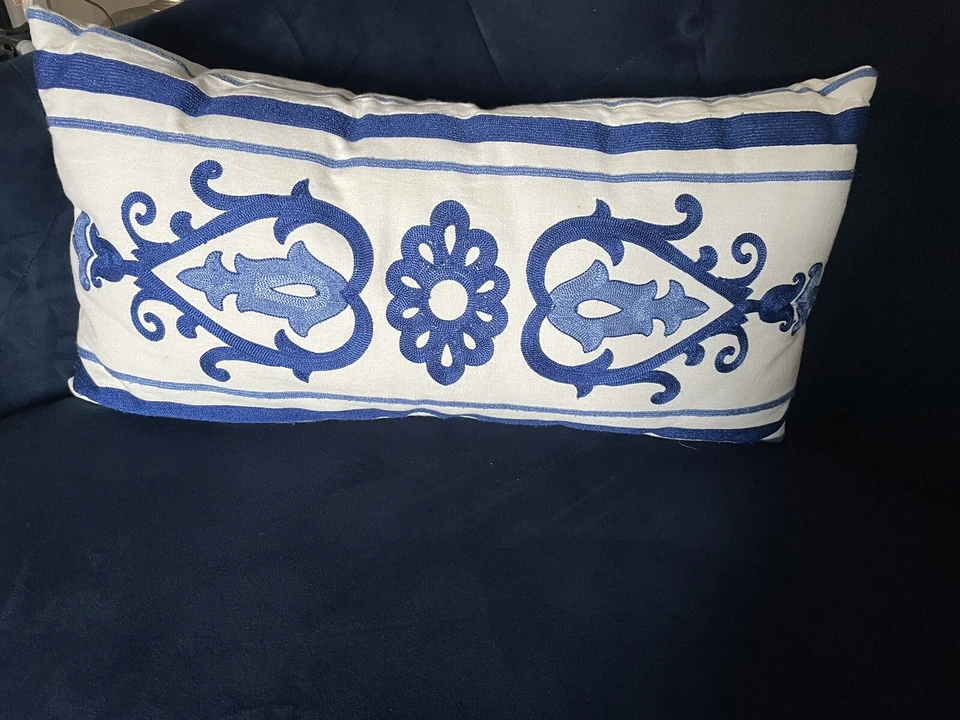 Синяя и белая белая вышитая подушка с цветочным рисунком - Изображение 3 из 4