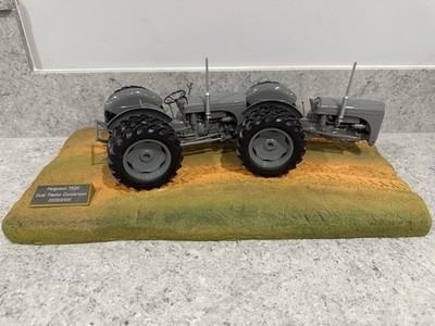 Universal Hobbies - Ferguson Dual Drive TED-40 Traktor - 1:16 / UH2700 - Neu / Neuwertig