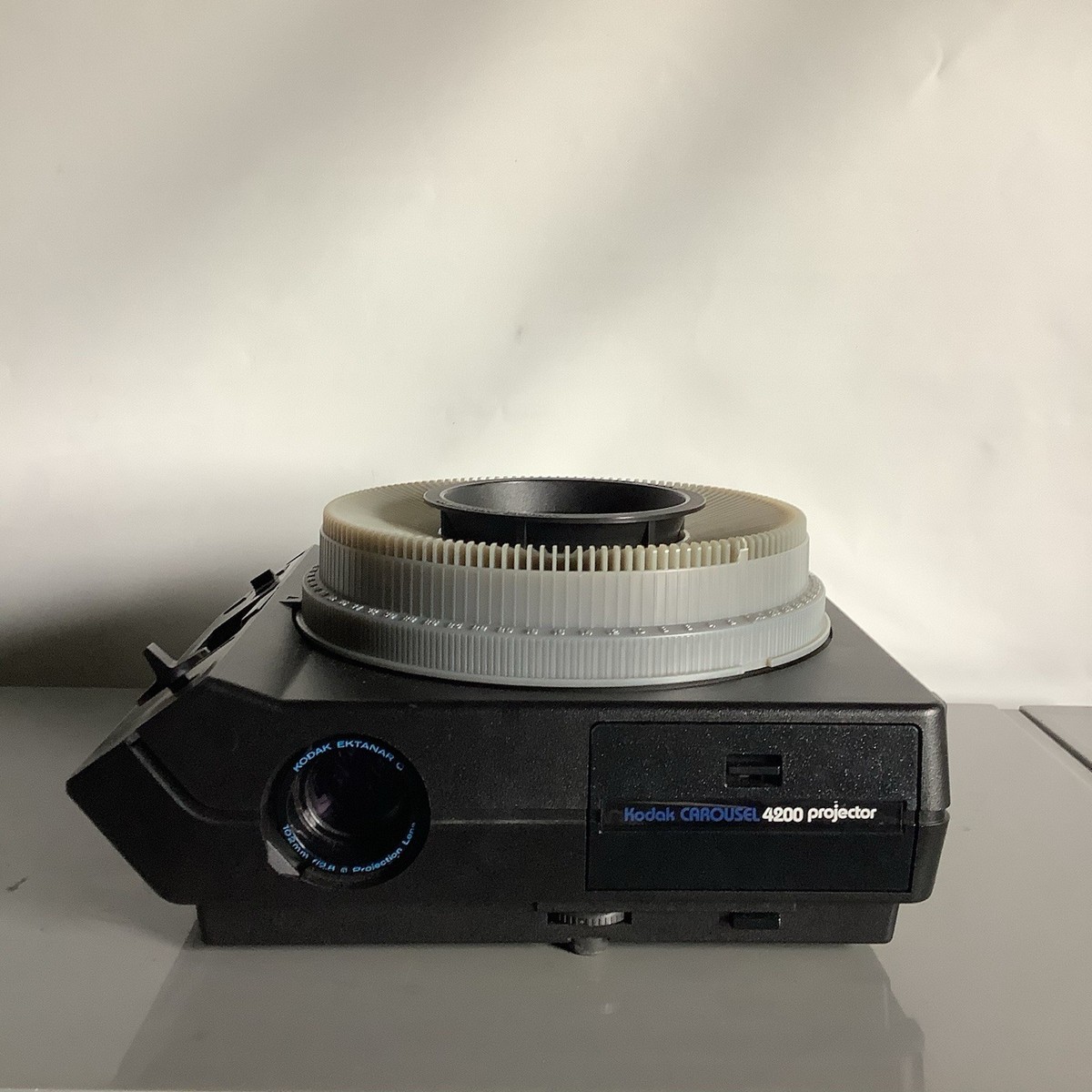 Vtg Kodak Carousel 4200 Projector with over 150+ 1960s Slides