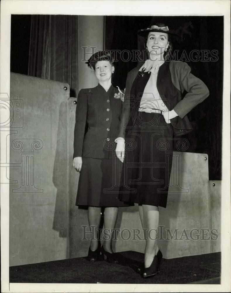 1944 Press Photo Women display prize-winning fashion at Waldorf-Astoria Hotel NY