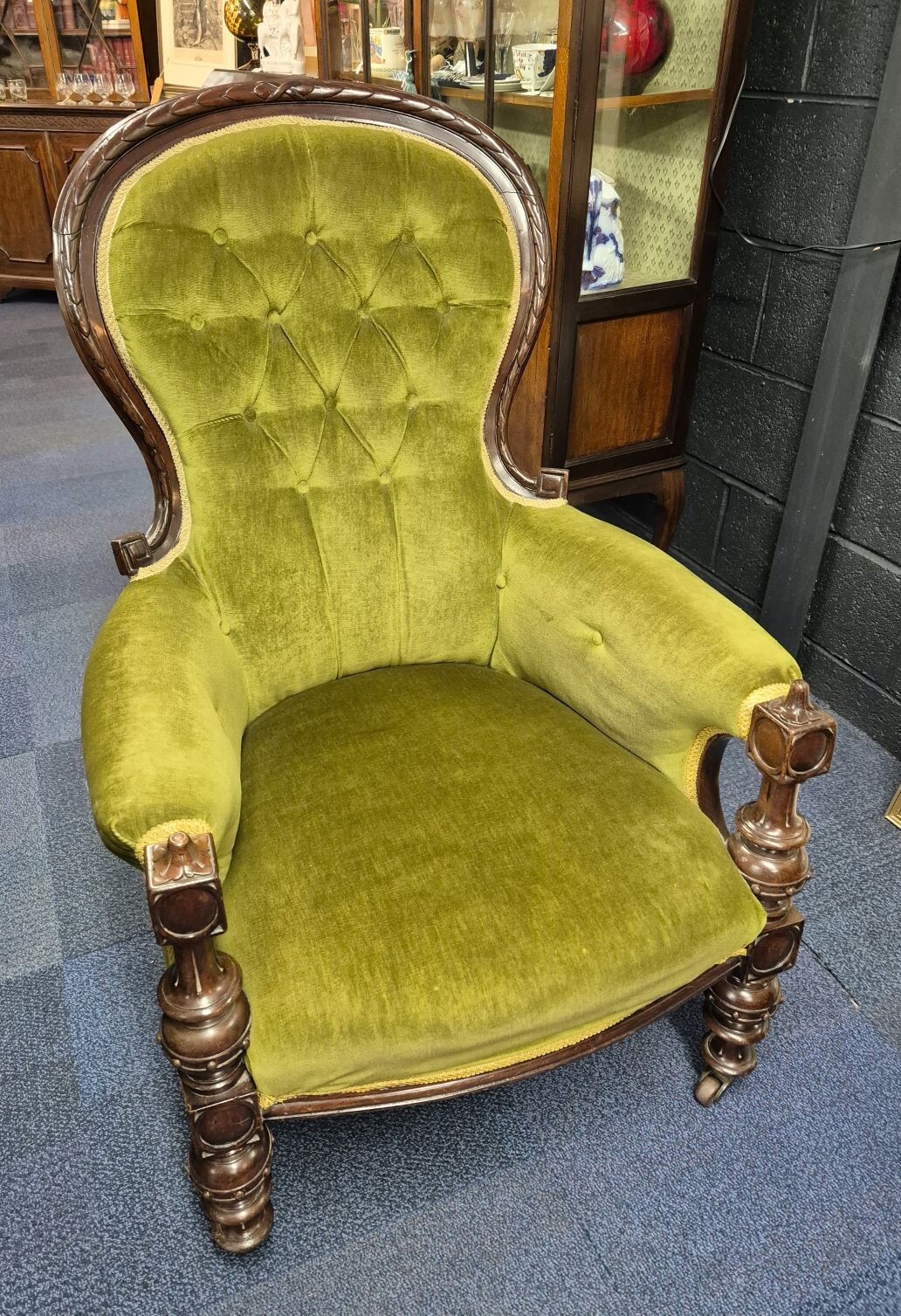FINE VICTORIAN CARVED BUTTON BACK CHAIR