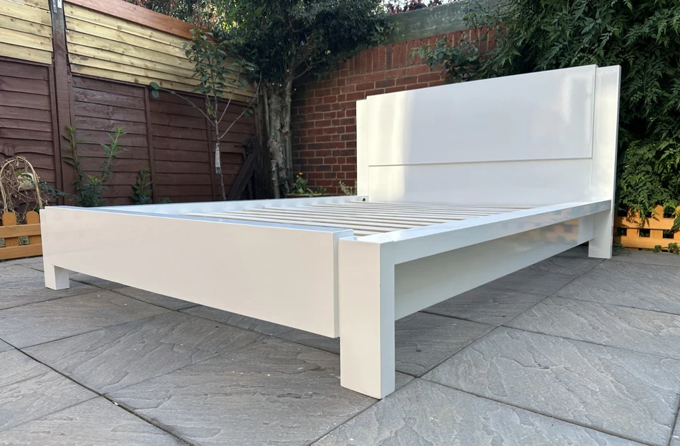 Lovely Julian Bowen Modern High Gloss 4ft6 Double Size Bed Frame –– Superb Condi - Image 3 of 4