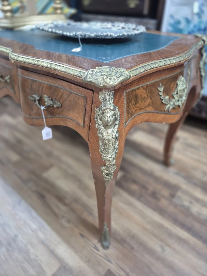 Escritorio de tres cajones con tapa de cuero Ormolu y caoba estilo Luis XIV francés Foto 2 de 4