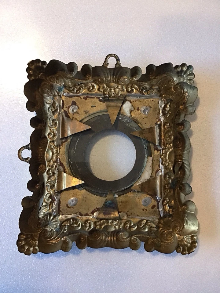 Très Ancien Petit cadre ancien en laiton repoussé XIXème Déco Empire - Photo 3/4