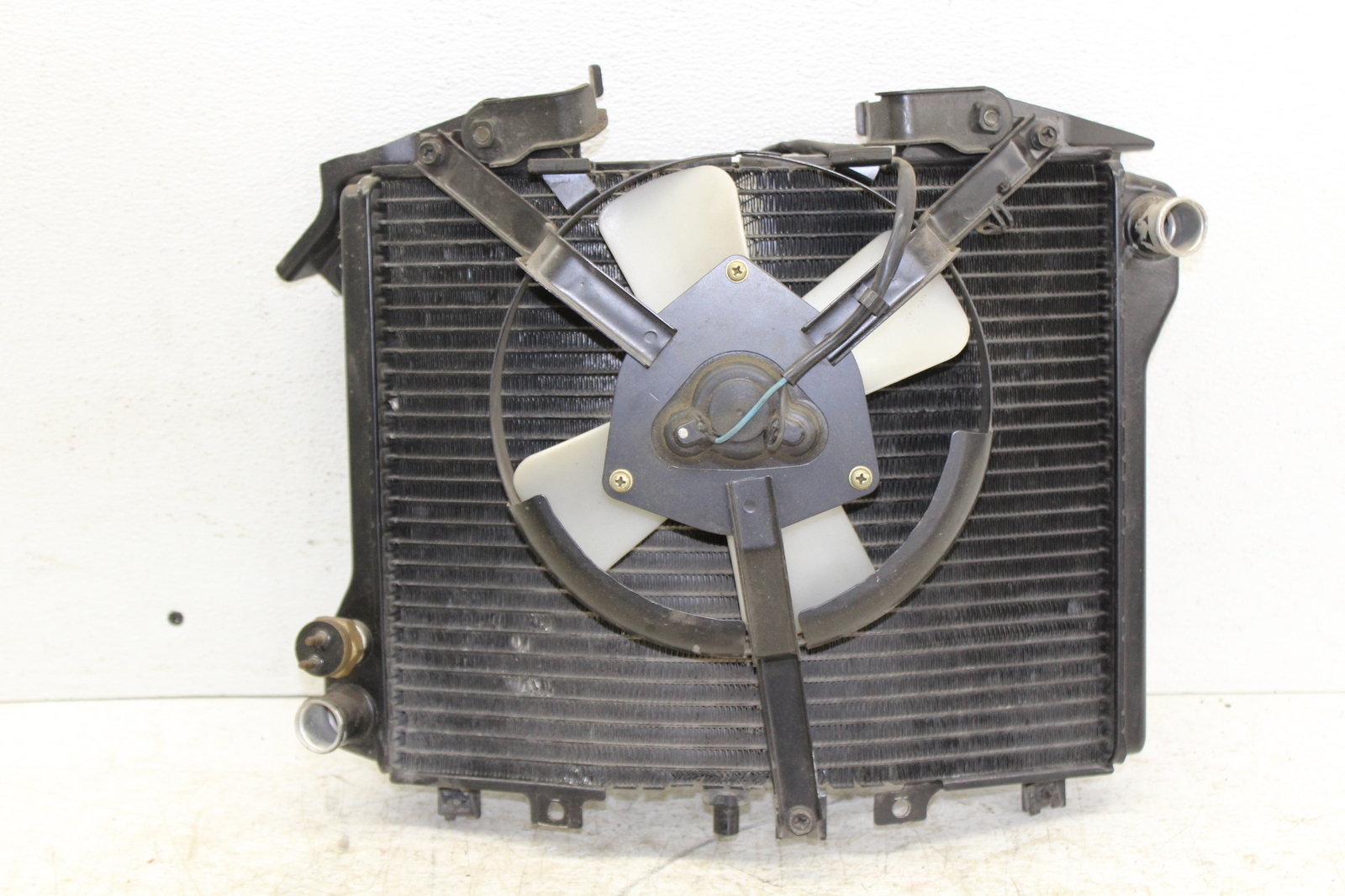 1993 KAWASAKI NINJA ZX11 ZX1100C ENGINE RADIATOR MOTOR COOLER COOLING