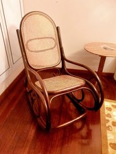 Sedia a dondolo vintage in legno curvato Thonet stile classico