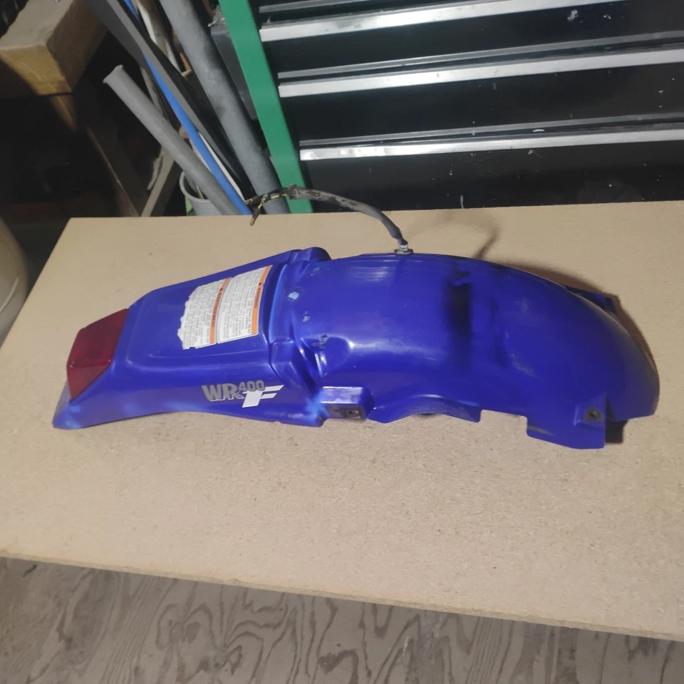 GUARDABARROS TRASERO YAMAHA OEM WR400F CON LUZ TRASERA 1999 Foto 3 de 4