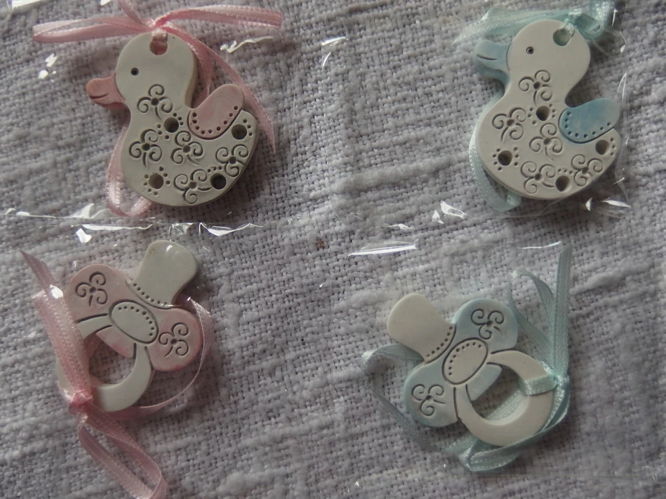 HOBBY FUN Polyresin Anhänger - Baby Boy + Girl - Ente - Schnuller - blau - rosa - 4,5 cm