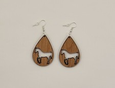 Pendientes de madera de aliso corte láser diseño lágrima caballo 2, estilo gancho, acabado satinado