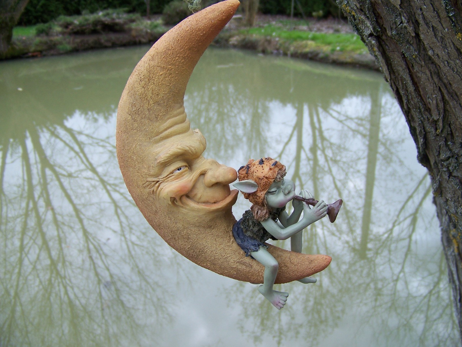 Figurine Korrigan en résine 15cm, lutin celte et elfe mystique sur lune pour déco jardin et maison