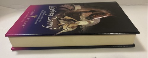 SIGNED by Hall! Loving Larry: A Tribute to the Lady Who Named Peptoboonsmal (HC) - Foto 2 di 12