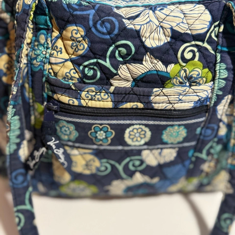 💙 Bolsa tote Vera Bradley grande com zíper mod floral azul acolchoada ombro aposentada - Imagem 3 de 4