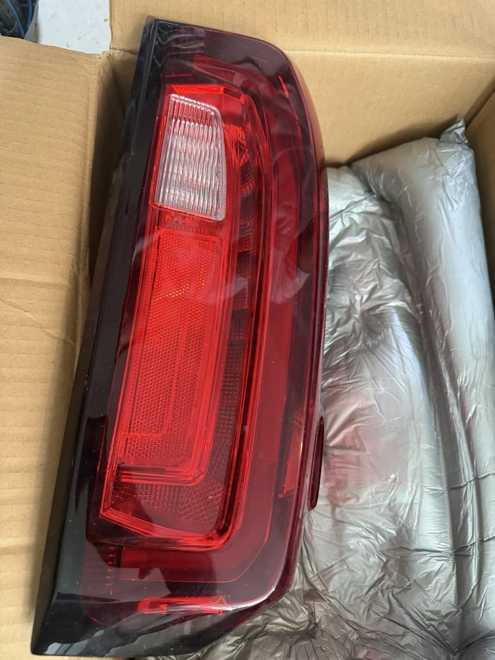 Par de luces traseras LED OEM transparentes despegues GMC Sierra 1500 SLT 2025 Foto 3 de 4