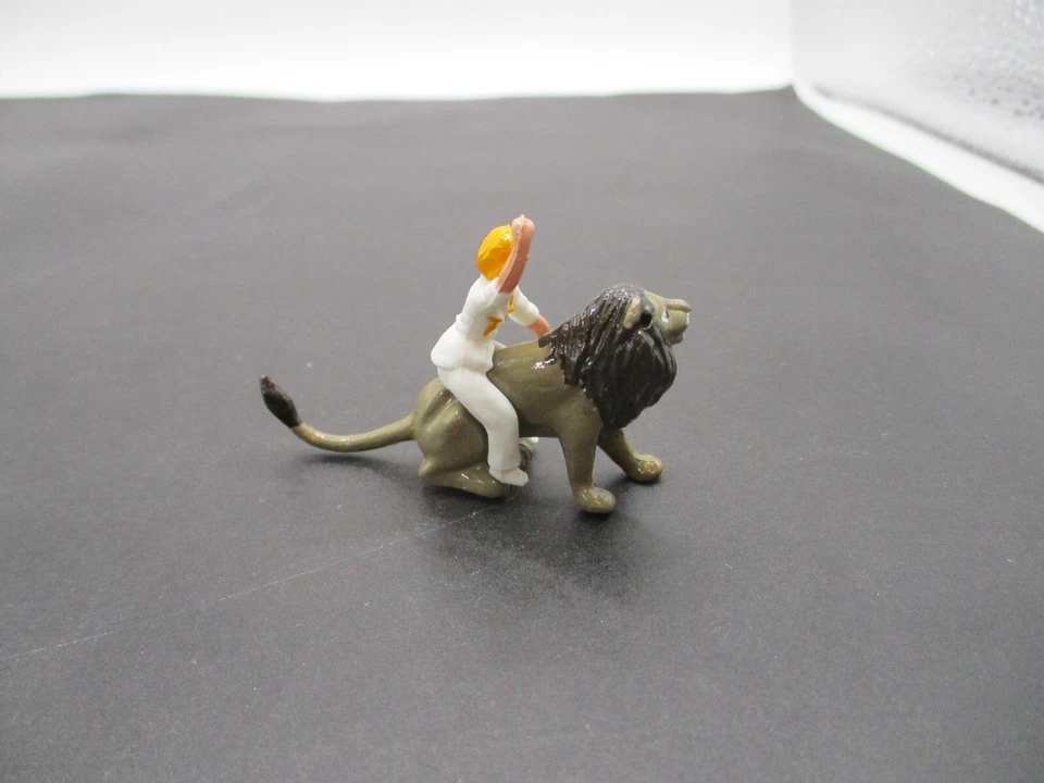 CORGI TOYS GS-7b  REPLACEMENT FIGURES  PAULA & CLARENCE THE CROSS-EYED LION ONLY - Image 2 of 4