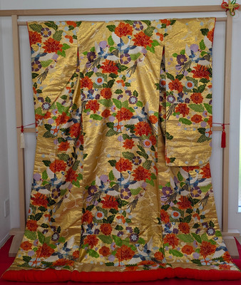 Japanischer Kimono farbig Uchikake Gold Blumen Phönix Brautkleid Textilkunst