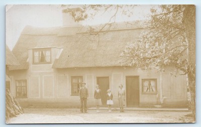 POSTKARTE UNBEKANNTES GROSSES HAUS - REETDACHHAUS - FAMILIE AUSSEN