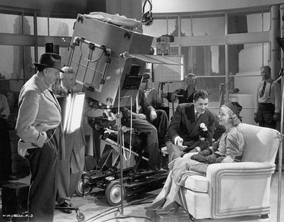 Warner Baxter Helen Vionson appear cool comfortable as they regist- Old Photo