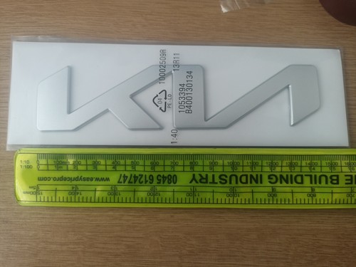 LETRAS KIA PLATA MATE INSIGNIA EMBLEMA METAL LOGOTIPO PLATA 15 cm x 3,5 cm. Reino Unido - Imagen 3 de 4