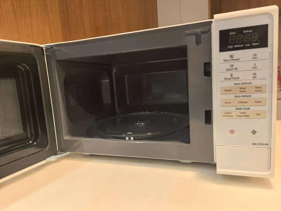 BRAND NEW Panasonic Nn-st25jwqpq 20l Compact Microwave Oven 800w - White - image 2 of 4
