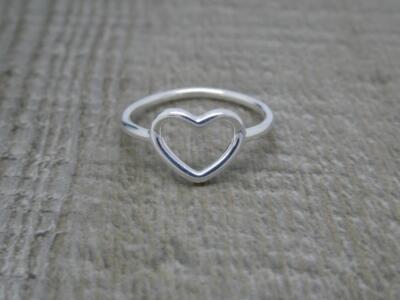 Atemberaubender Sterlingsilber Herz Silhouette Ring-UK O1/2