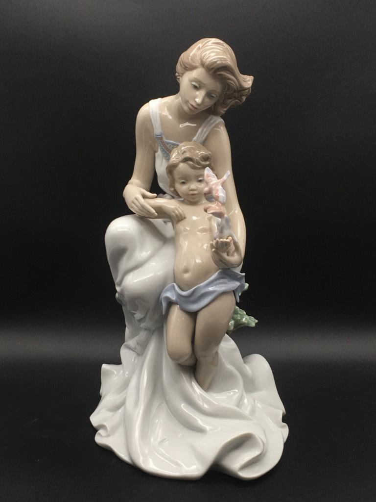 LLADRO 月に座る子供の像 6848 Heavenly Slumber Boy Figurine | Lladró® USA