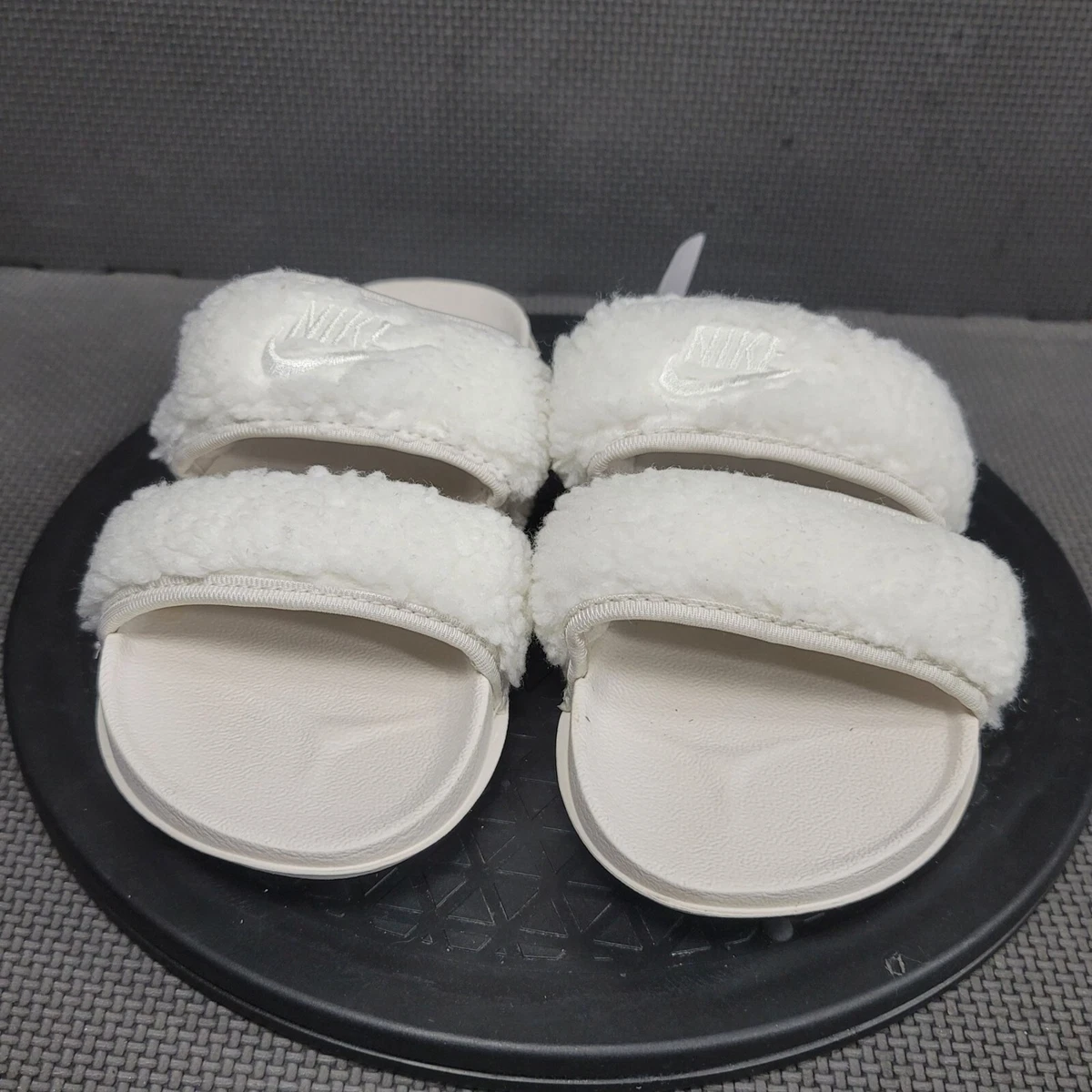 Nike fuzzy hotsell flip flops